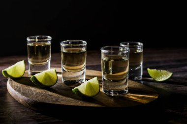 Meksika 'da limon ve tuzlu Meksika tekilası