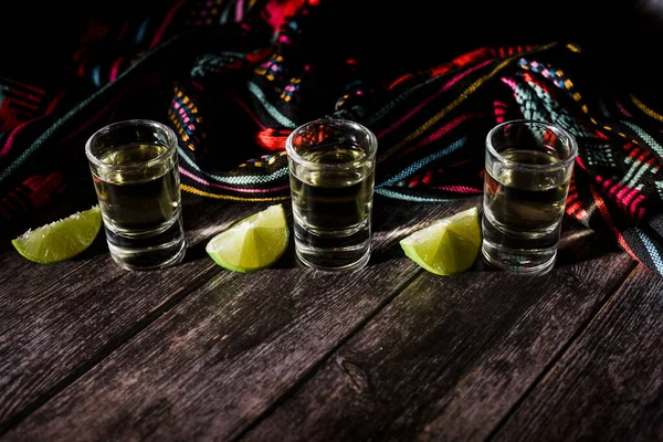 メキシコのライムと塩でメキシコのテキーラショット — ストック写真