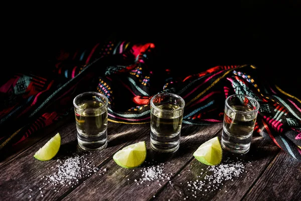メキシコのライムと塩でメキシコのテキーラショット — ストック写真