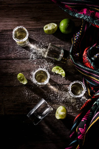 メキシコでの空のメガネを持つメキシコのパーティーのためのライムと塩でテキーラショットパーティーの後 — ストック写真
