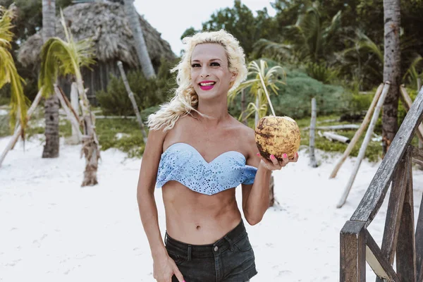 멕시코 아메리카의 해변에서 코코넛을 트랜스젠더 여성의 곡예단 — 스톡 사진