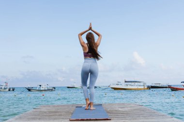 Latin kadın Meksika 'nın sahil kıyısında meditasyon yapıyor Latin Amerika' da, İspanyol asıllı insanlar yoga yapıyor.