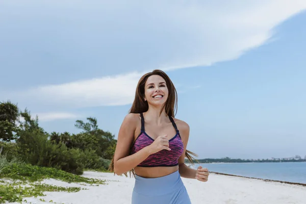 Donna Latina Che Corre Sulla Spiaggia Caraibi Messico America Latina — Foto Stock