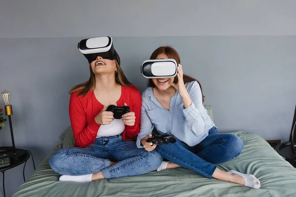 Coppia Latina Donne Che Giocano Realtà Virtuale Videogiochi Sul Letto — Foto Stock