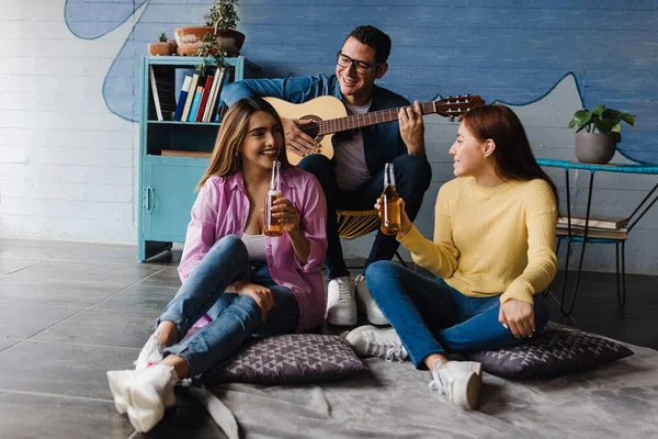 Νέοι Λατίνοι Φίλοι Κάνουν Πάρτι Και Παίζουν Κιθάρα Στο Σπίτι — Φωτογραφία Αρχείου