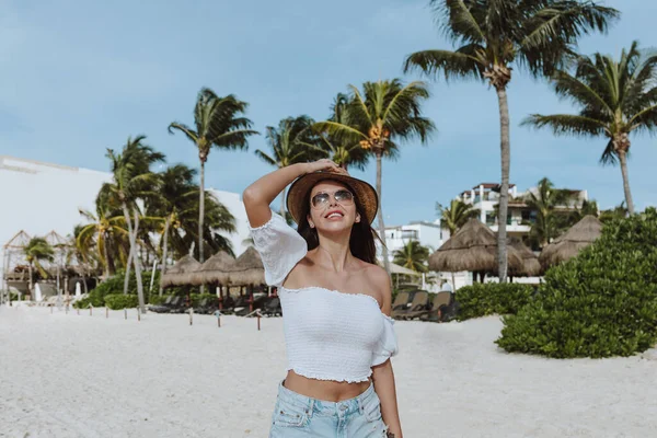 メキシコでの休暇や休暇でカリブ海のビーチで楽しみを持っているラテン女性ラテンアメリカ 熱帯の背景にパニック女性 — ストック写真