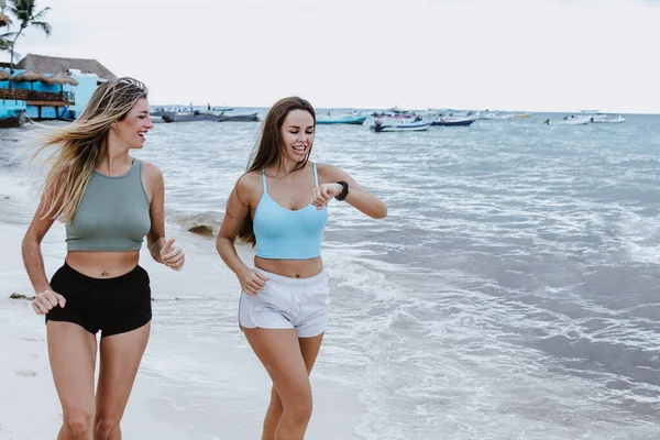 Coppia Latina Donne Fitness Che Corrono Fanno Esercizio Sulla Spiaggia — Foto Stock