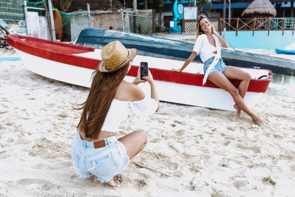 Латинская Женщина Делает Фото Селфи Мобильного Телефона Подругой Карибском Пляже — стоковое фото