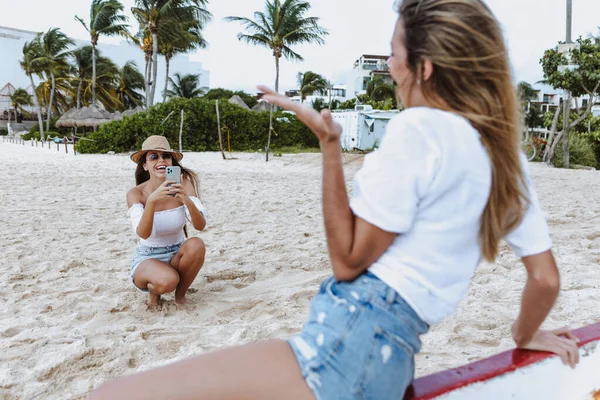 Латинская Женщина Делает Фото Селфи Мобильного Телефона Подругой Карибском Пляже — стоковое фото