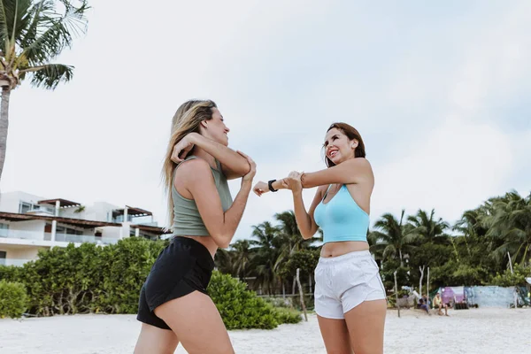 フィットネスの女性のラテンカップルは メキシコのカリブ海のビーチで運動や仕事をラテンアメリカ ヒスパニック系の友人女性 — ストック写真