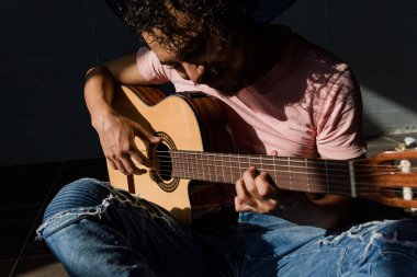 Latin müzisyen şarkı söylüyor ve Meksika 'da akustik gitar çalıyor Latin Amerika' da, Latin insanlar