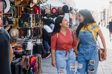 Latin Amerika 'da turist pazarında iki genç Latin kadın gezgin İspanyol gezgin kız.
