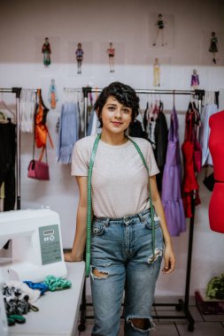 Latin terzi kadın, terzi ya da moda tasarımcısı atölye atölyesi, terzi butiği ve Meksika Latin Amerika 'da küçük perakende yaratıcı işletme, İspanyol insanlar.