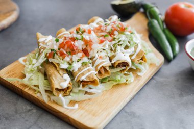 Meksika taco dorados denilen tavuk flautas, Meksika Latin Amerika 'da geleneksel kızarmış gıda