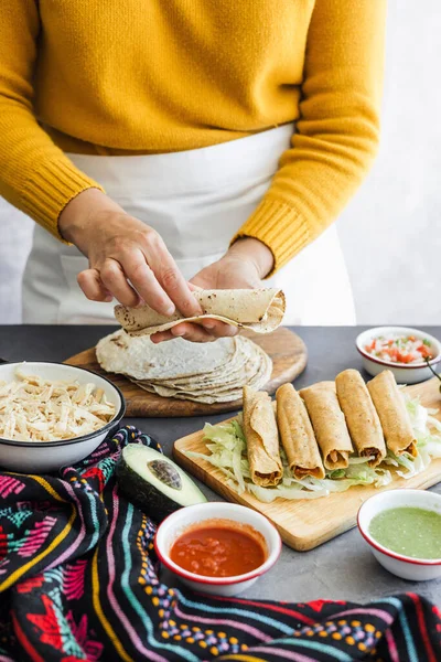 Mujer Mexicana Cocinando Tacos Dorados Llamados Flautas Con Pollo Comida — Foto de Stock
