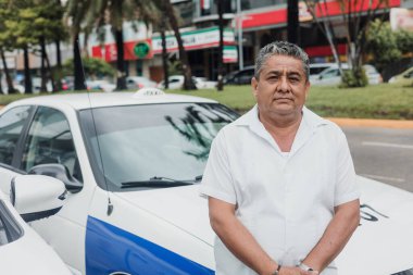 Latin taksi şoförü, Latin Amerika 'da Mexico' da şehir sokağında arka planda arabası olan son sınıf öğrencisi, Latin yetişkin insanlar.