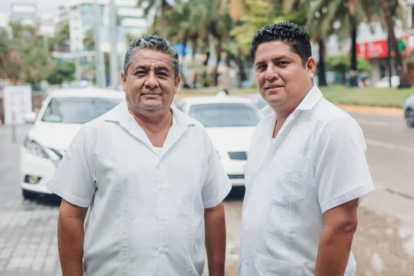 Pareja Latina Taxistas Hombres Con Coche Calle Ciudad México América —  Fotos de Stock