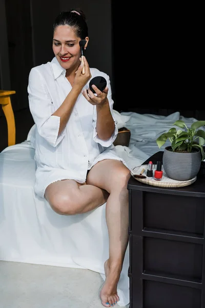 Latin Erwachsene Frau Make Auf Ihr Gesicht Mit Kosmetikbürsten Hause — Stockfoto