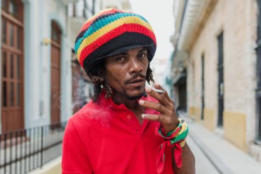 Latin Amerika 'da rastalı Afrikalı Amerikalı adam, tropikal şehirde rastafaryan ya da rastaman Karayipliler