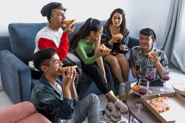 Bir grup Latin LGBT arkadaşı pizza yiyor, içiyor ve Meksika 'da evde eğleniyorlar, Latin Amerika' da Latin homoseksüel ve lgbtq toplulukları partide.