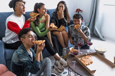 Bir grup Latin LGBT arkadaşı pizza yiyor, içiyor ve Meksika 'da evde eğleniyorlar, Latin Amerika' da Latin homoseksüel ve lgbtq toplulukları partide.