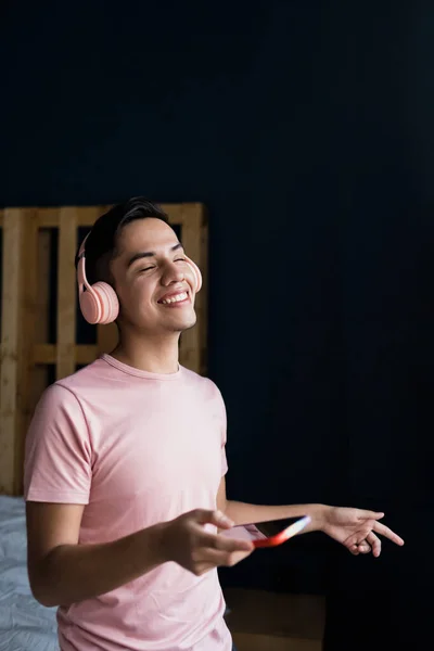 Joven Latino Homosexual Con Auriculares Escuchar Música Teléfono Móvil Casa —  Fotos de Stock