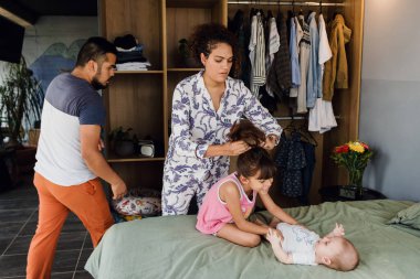 Latin aile babası ve çocuklu anne oğul ve kız Meksika 'da, Latin Amerika' da yatakta birlikte eğleniyorlar.