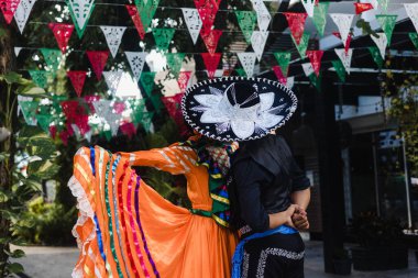 Guadalajara Jalisco Meksika Latin Amerika 'dan geleneksel Meksika elbisesi giyen Latin dansçılar, bağımsızlık gününde genç İspanyol kadın ve erkek ya da Cinco de mayonez geçidi ya da kültür festivali