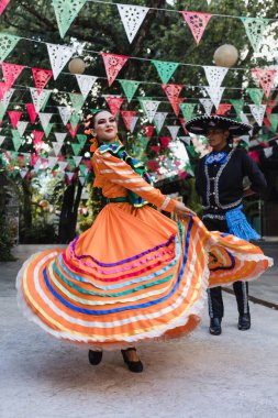 Guadalajara Jalisco Meksika Latin Amerika 'dan geleneksel Meksika elbisesi giyen Latin dansçılar, bağımsızlık gününde genç İspanyol kadın ve erkek ya da Cinco de mayonez geçidi ya da kültür festivali