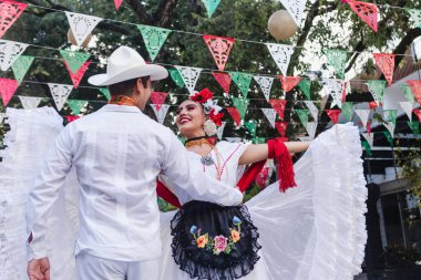 Latin dansçılar Veracruz 'dan geleneksel Meksika elbisesi giyiyorlar Latin Amerika' dan, genç İspanyol kadın ve erkek bağımsızlık gününde ya da Cinco de mayonez geçit töreni ya da kültür festivali partisinde