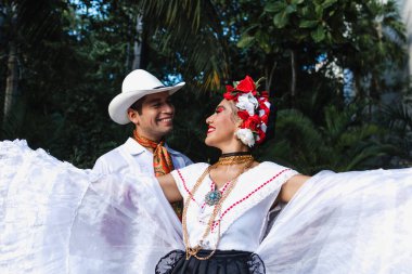 Latin dansçılar Veracruz 'dan geleneksel Meksika elbisesi giyiyorlar Latin Amerika' dan, genç İspanyol kadın ve erkek bağımsızlık gününde ya da Cinco de mayonez geçit töreni ya da kültür festivali partisinde