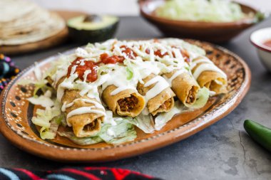 Meksika taco dorados denilen tavuk flautas, Meksika Latin Amerika 'da geleneksel kızarmış gıda