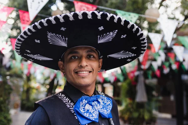 Latin Férfi Visel Hagyományos Mexikói Mariachi Parádén Vagy Kulturális Fesztivál — Stock Fotó