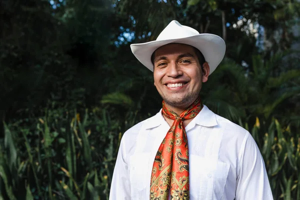 Hombre Latino Vestido Con Costumbre Tradicional Mexicana Llamada Jarocho Tradicional — Foto de Stock
