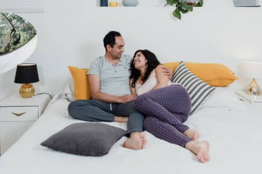 Latin çift Meksika 'da yatakta yatıyor Latin Amerika' da, Latin insanlar yatak odasında eğleniyor.