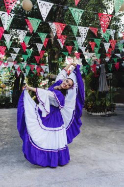 Meksika Latin Amerika 'da geçit töreninde ya da kültür festivalinde dans eden Meksikalı kadın bağımsızlık gününde İspanyol kadın ya da kültür festivali partisinde