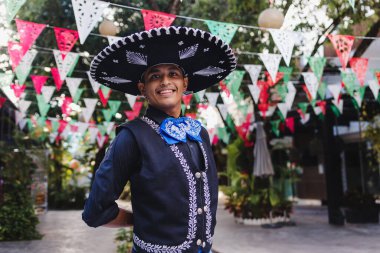 Latin adam Meksika Latin Amerika 'da geleneksel Meksika mariachi' si ya da kültür festivali için giyiniyor. Bağımsızlık gününde İspanyol ya da Cinco de Mayo partisinde.
