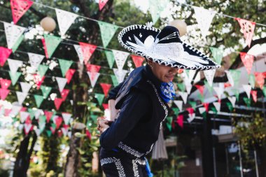 Latin adam Meksika Latin Amerika 'da geleneksel Meksika mariachi' si ya da kültür festivali için giyiniyor. Bağımsızlık gününde İspanyol ya da Cinco de Mayo partisinde.