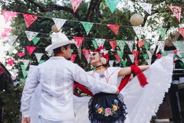 Latin dansçılar Veracruz 'dan geleneksel Meksika elbisesi giyiyorlar Latin Amerika' dan, genç İspanyol kadın ve erkek bağımsızlık gününde ya da Cinco de mayonez geçit töreni ya da kültür festivali partisinde