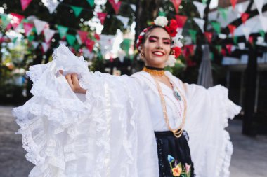 Latin kadın geleneksel Meksika elbisesi giyiyor. Veracruz Meksika Latin Amerika 'dan. Bağımsızlık gününde genç İspanyol kadın.
