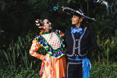 Latin dansçılar Meksika Latin Amerika 'dan geleneksel Meksika elbisesi giyiyorlar. Genç İspanyol kadın ve erkek bağımsızlık gününde, geçit töreninde ya da kültür festivalinde. 