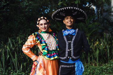 Latin dansçılar Meksika Latin Amerika 'dan geleneksel Meksika elbisesi giyiyorlar. Genç İspanyol kadın ve erkek bağımsızlık gününde, geçit töreninde ya da kültür festivalinde. 