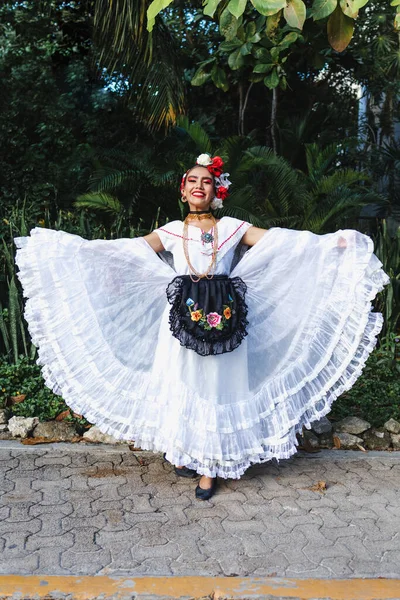 身着墨西哥传统服饰的拉美女人 来自墨西哥维拉克鲁斯 Veracruz Mexico 的年轻女子 在独立日或墨西哥国庆节 Cinco Mayo Parade 或文化节 — 图库照片