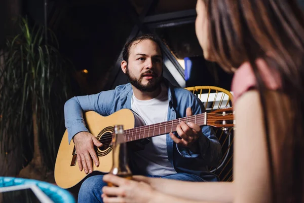 Jovem Casal Latino Tocando Guitarra Encontro Romântico Namorada Namorado Cantando — Fotografia de Stock