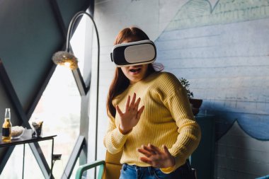 Latin kadın Meksika 'da sanal gerçeklik oyunları oynuyor Latin Amerika' da, İspanyol kadın