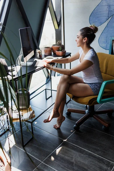 Latin Γυναίκα Που Εργάζονται Από Σπίτι Χρησιμοποιώντας Desktop Computer Στο — Φωτογραφία Αρχείου