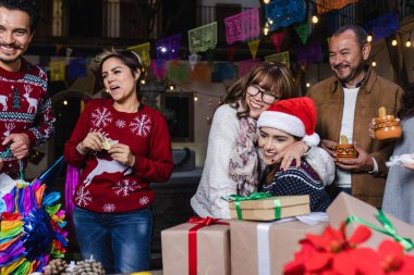Meksika Posada, İspanyol ailesi Meksika Latin Amerika 'da Noel kutlamalarında Noel şarkıları söylüyorlar.