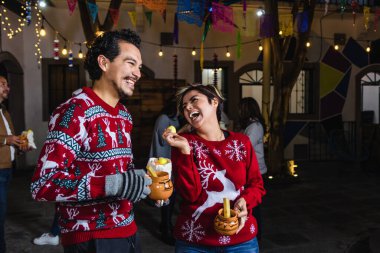 Meksikalı genç çift ya da arkadaşları Meksika 'da Noel için Posada' da eğleniyorlar. Latin Amerika 'da.