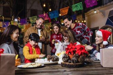 Meksika Posada, İspanyol ailesi Meksika Latin Amerika 'da Noel kutlamalarında Noel şarkıları söylüyorlar.