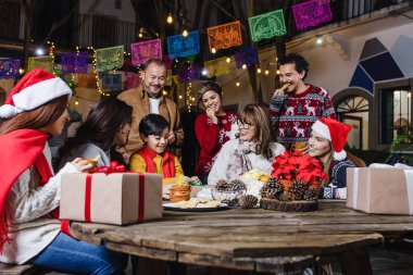 Meksika Posada, İspanyol ailesi Meksika Latin Amerika 'da Noel kutlamalarında Noel şarkıları söylüyorlar.